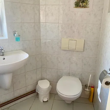 3-bedroom In Rajhrad, With Kitchen, 2 Bathrooms, Parking شقة