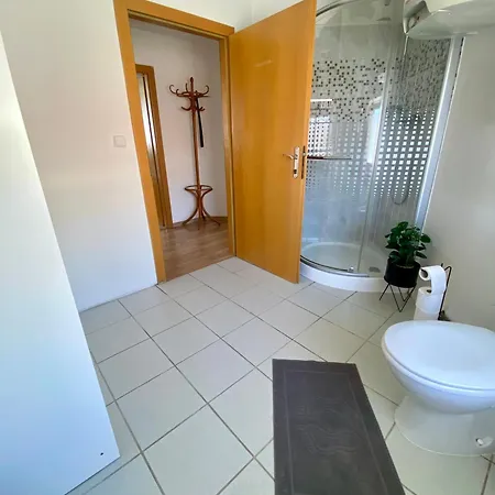 3-bedroom In Rajhrad, With Kitchen, 2 Bathrooms, Parking شقة Rajhrad