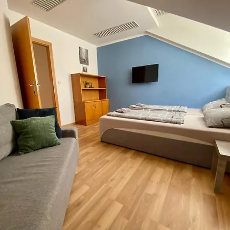 شقة 3-bedroom In Rajhrad, With Kitchen, 2 Bathrooms, Parking Rajhrad